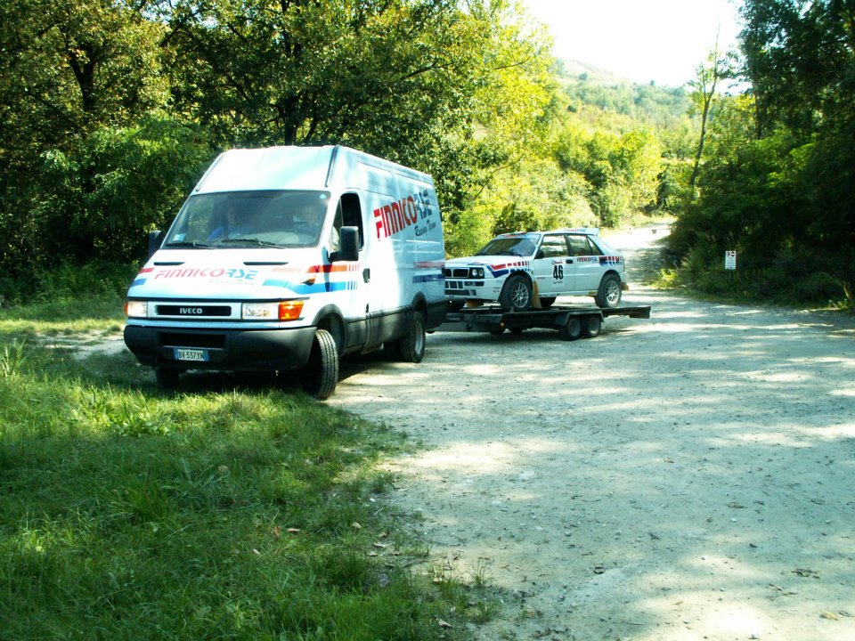 Il van Finnico Corse con la Lancia Delta al seguito, tra un impegno e l'altro