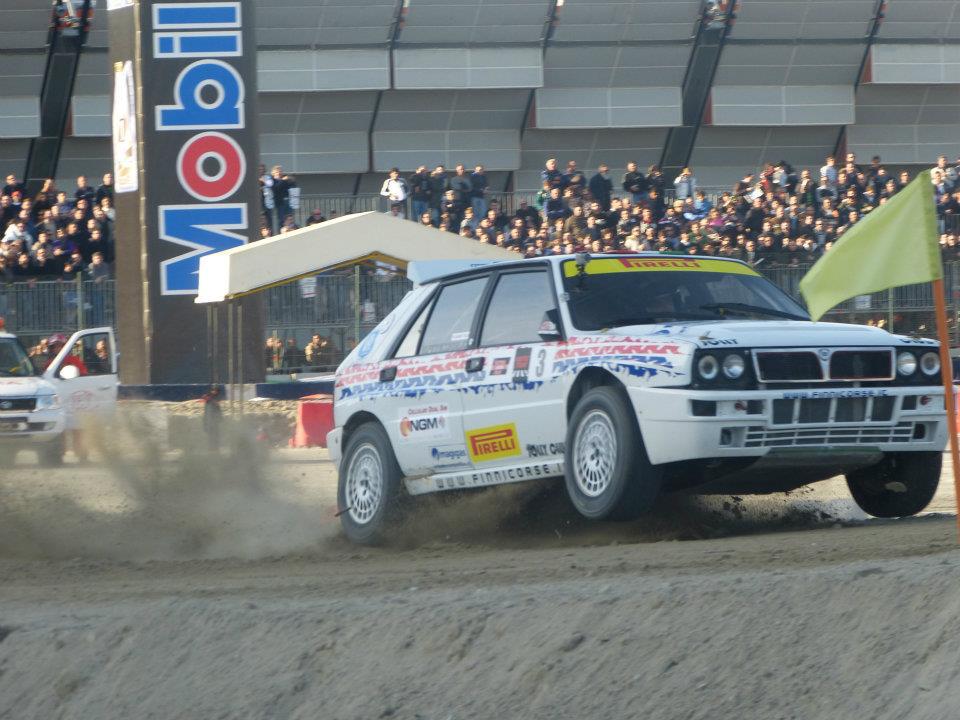 La potenza della Lancia Delta di Finnico Corse sui salti dell'arena del Motor Show