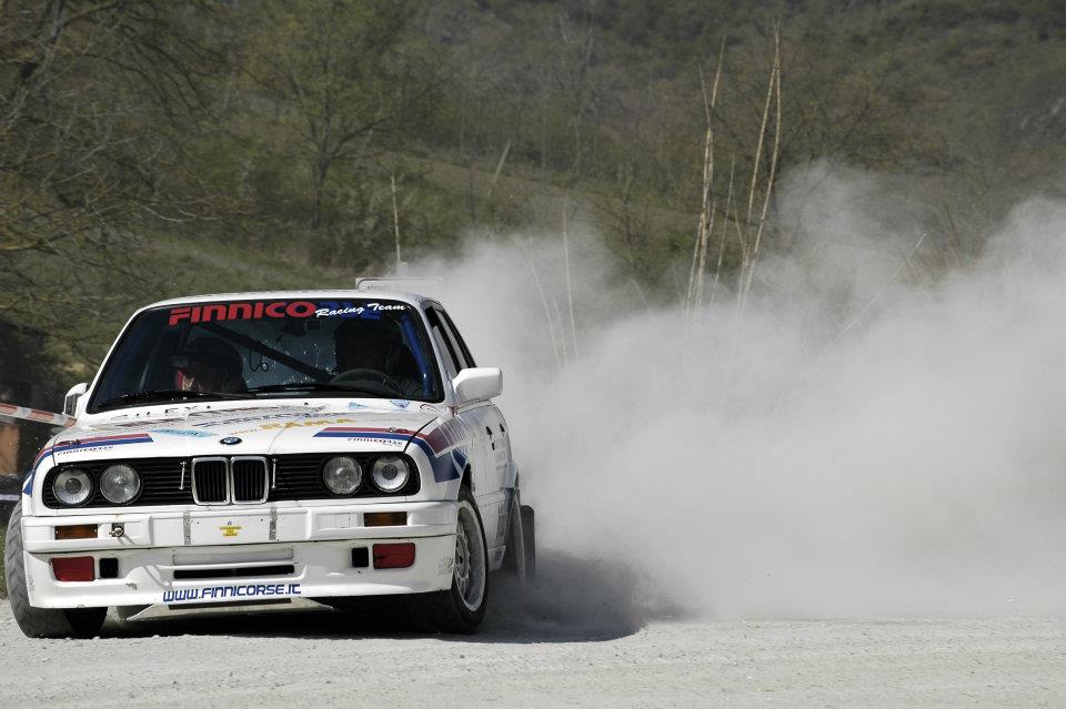 La BMW M3 (E30) “Finnico Racing Team” in azione su sterrato