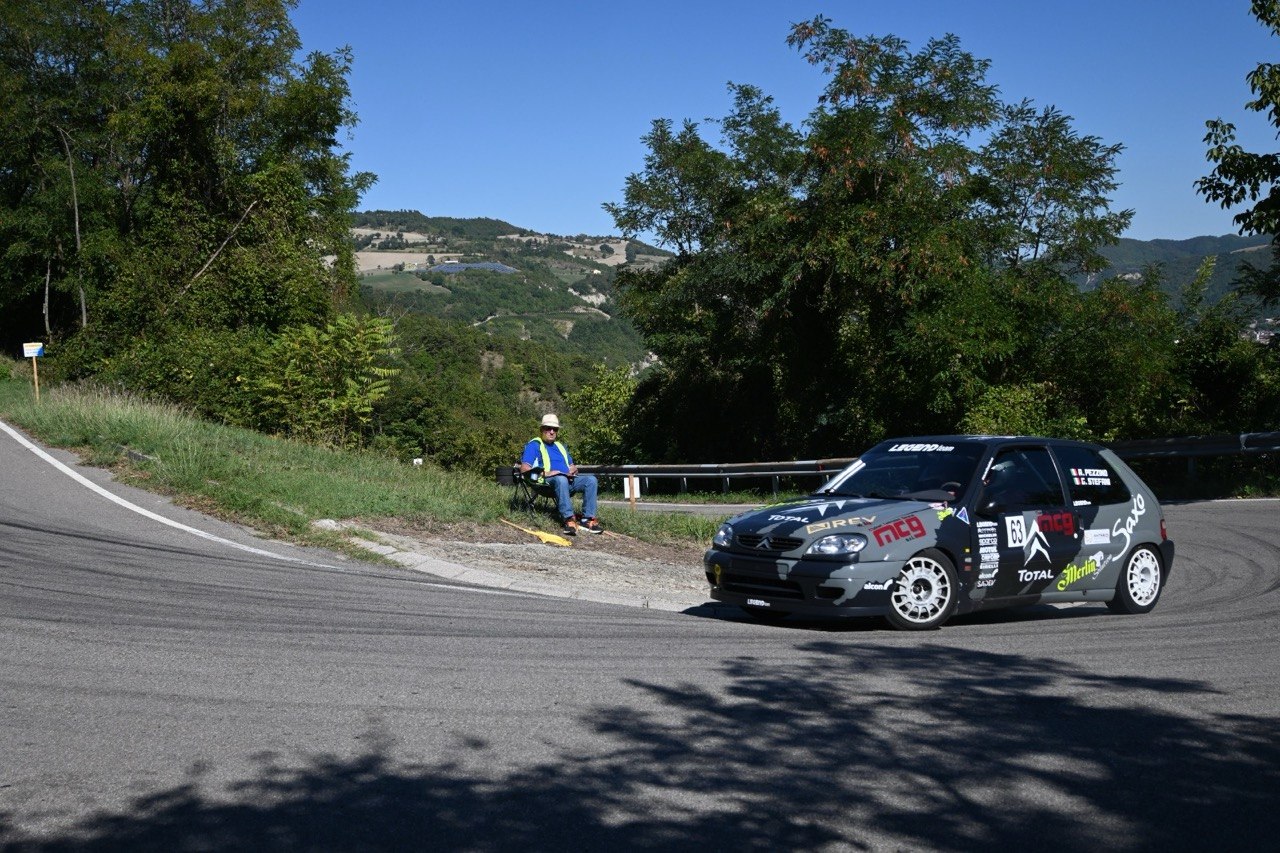 Andrea Pezzino e Giulia Stefani (Citroën Saxo, Legend Team) in azione in salita