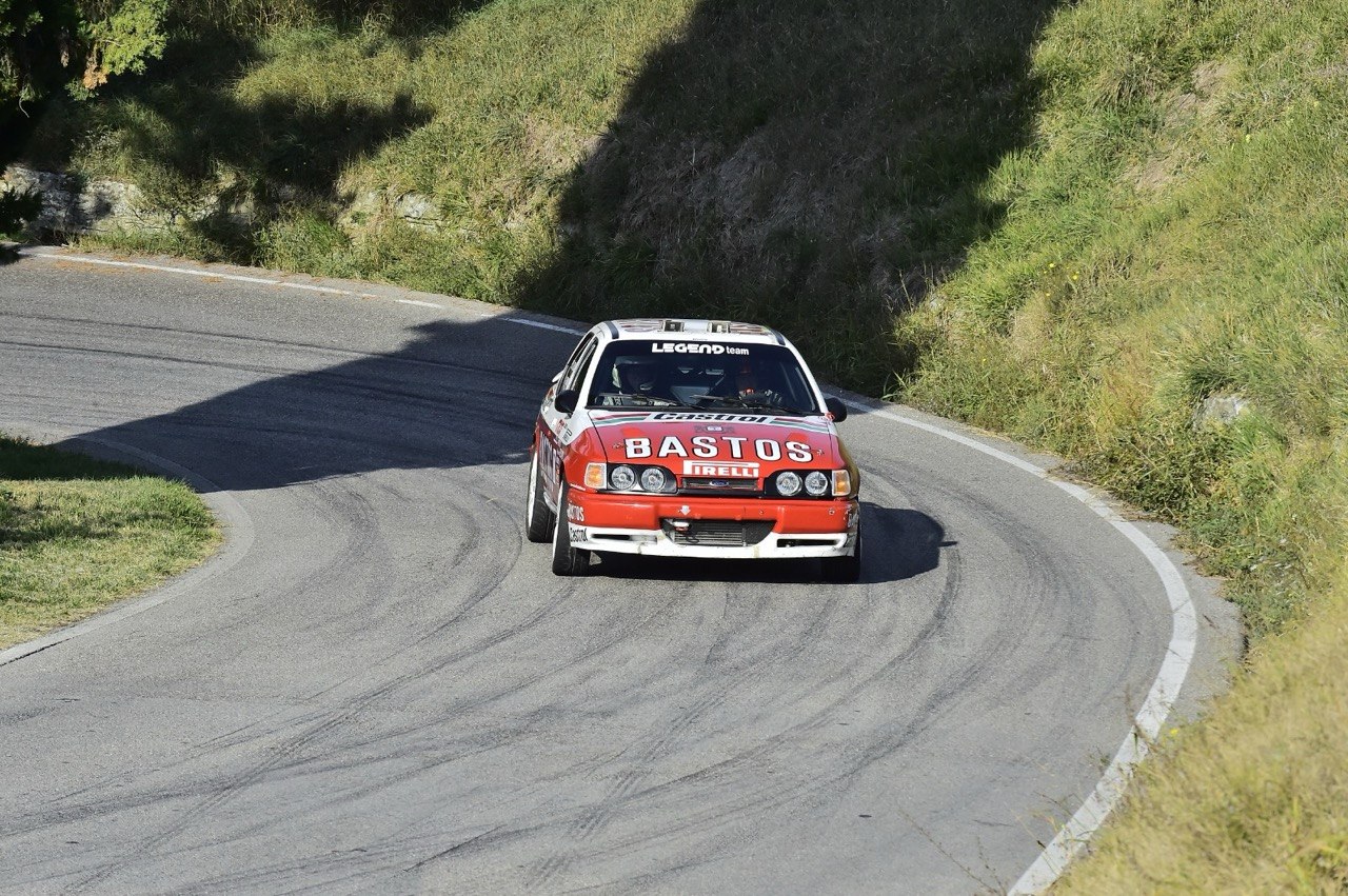 La Ford Sierra RS Cosworth “BASTOS” del Legend Team in azione in salita